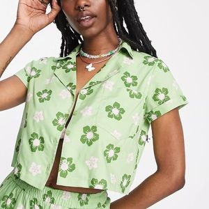 NWT- DAISY STREET Sadie Hibiscus Green Button Up Short Sleeve Crop Shirt